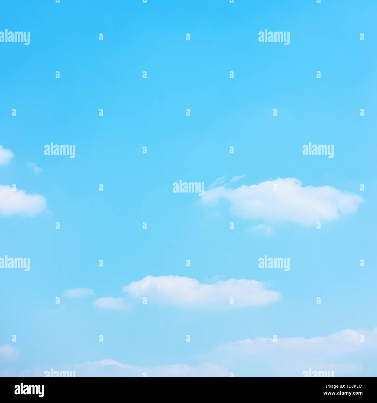 Ciano chiaro cielo blu con nuvole bianche - colore pastello sfondo con lo spazio per il tuo testo Foto Stock