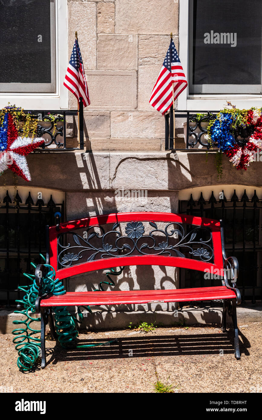 Panchina da giardino con Americana Memorial Day bandiere e decorazioni; Philadelphia, Pennsylvania, STATI UNITI D'AMERICA Foto Stock