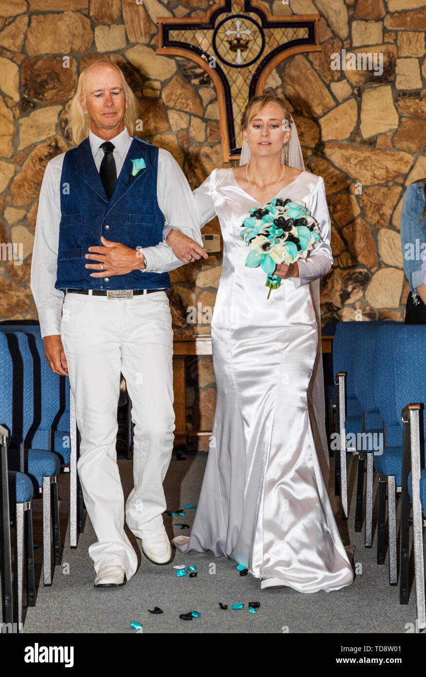 Padre sposa a piedi verso il basso corridoio; Matrimoni; Congressional  Chiesa; Buena Vista; Colorado; USA Foto stock - Alamy