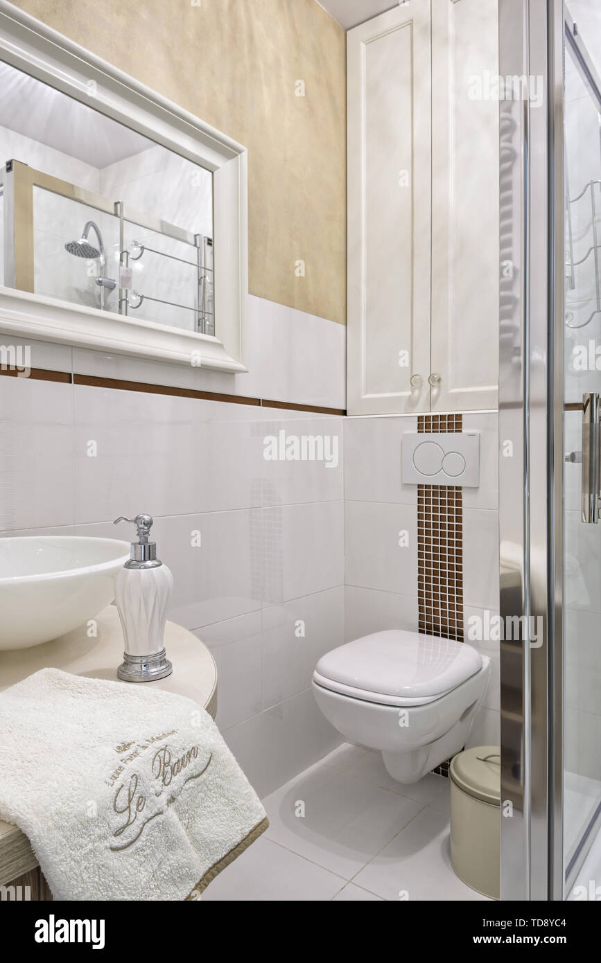 Distributore sapone e Salvietta ripiegata accanto al dissipatore sul bancone in legno in bagno Soffitta UK & IRISH UTILIZZARE SOLO Foto Stock