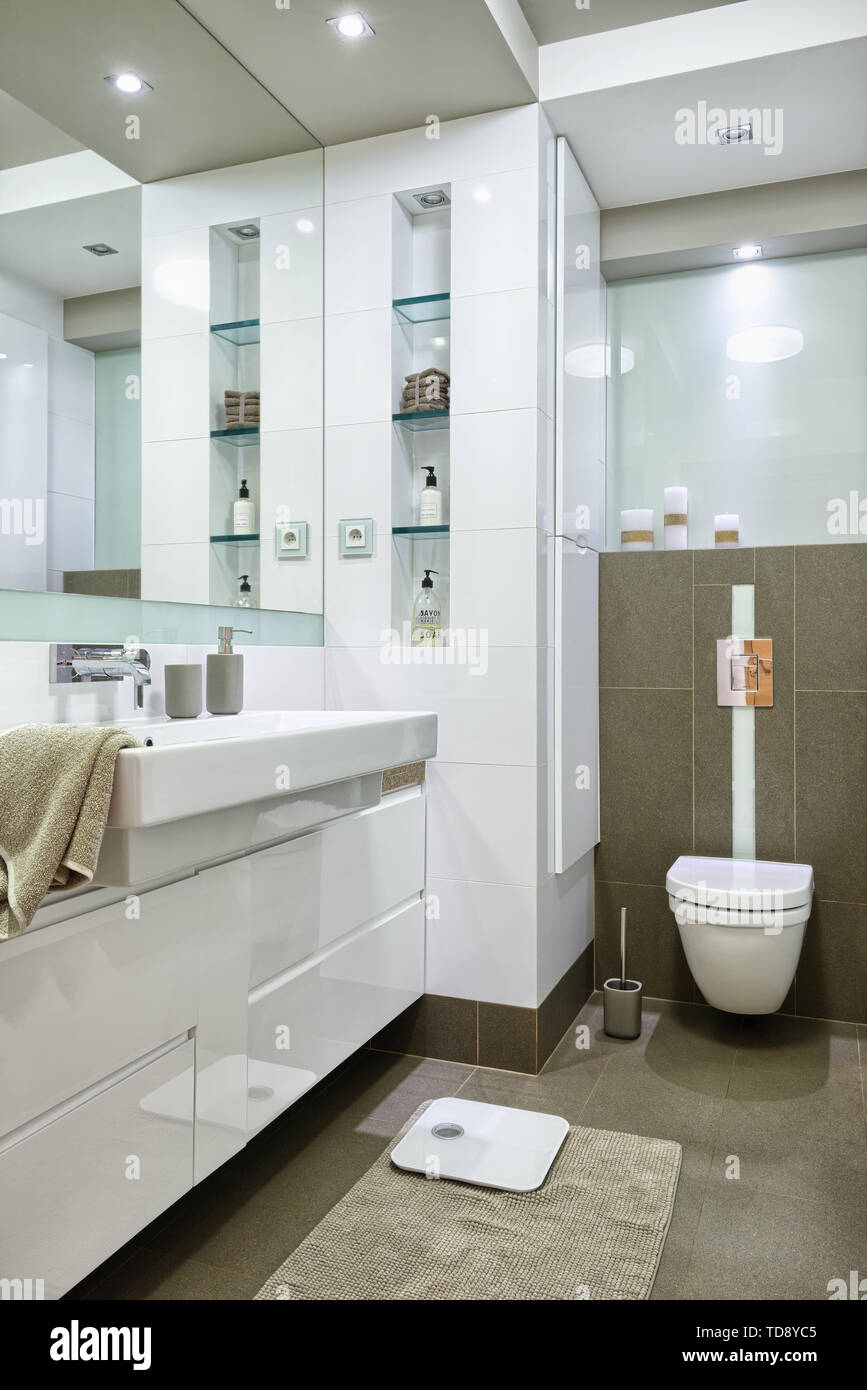 Ripiani in vetro accanto alla parete a specchio e grande lavabo in bagno moderno UK & IRISH UTILIZZARE SOLO Foto Stock