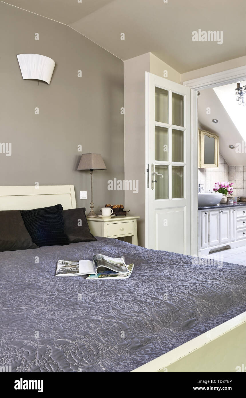 I cuscini e le riviste di comodo letto matrimoniale in mansarda camera da letto UK & IRISH UTILIZZARE SOLO Foto Stock