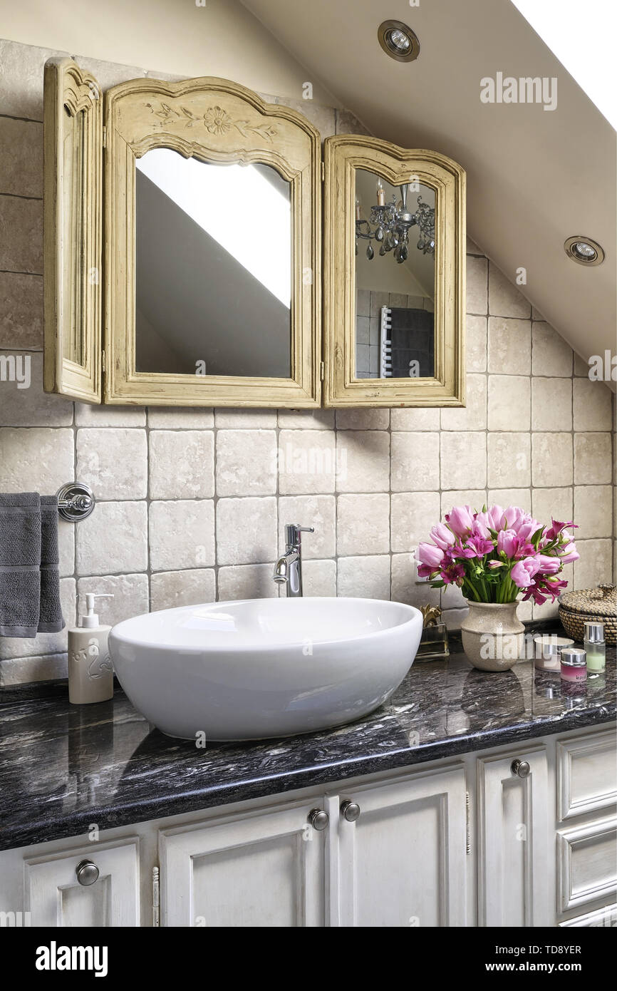 Legno Trifold specchio sopra il lavandino di marmo nero che il ripiano del bancone in bagno Soffitta UK & IRISH UTILIZZARE SOLO Foto Stock