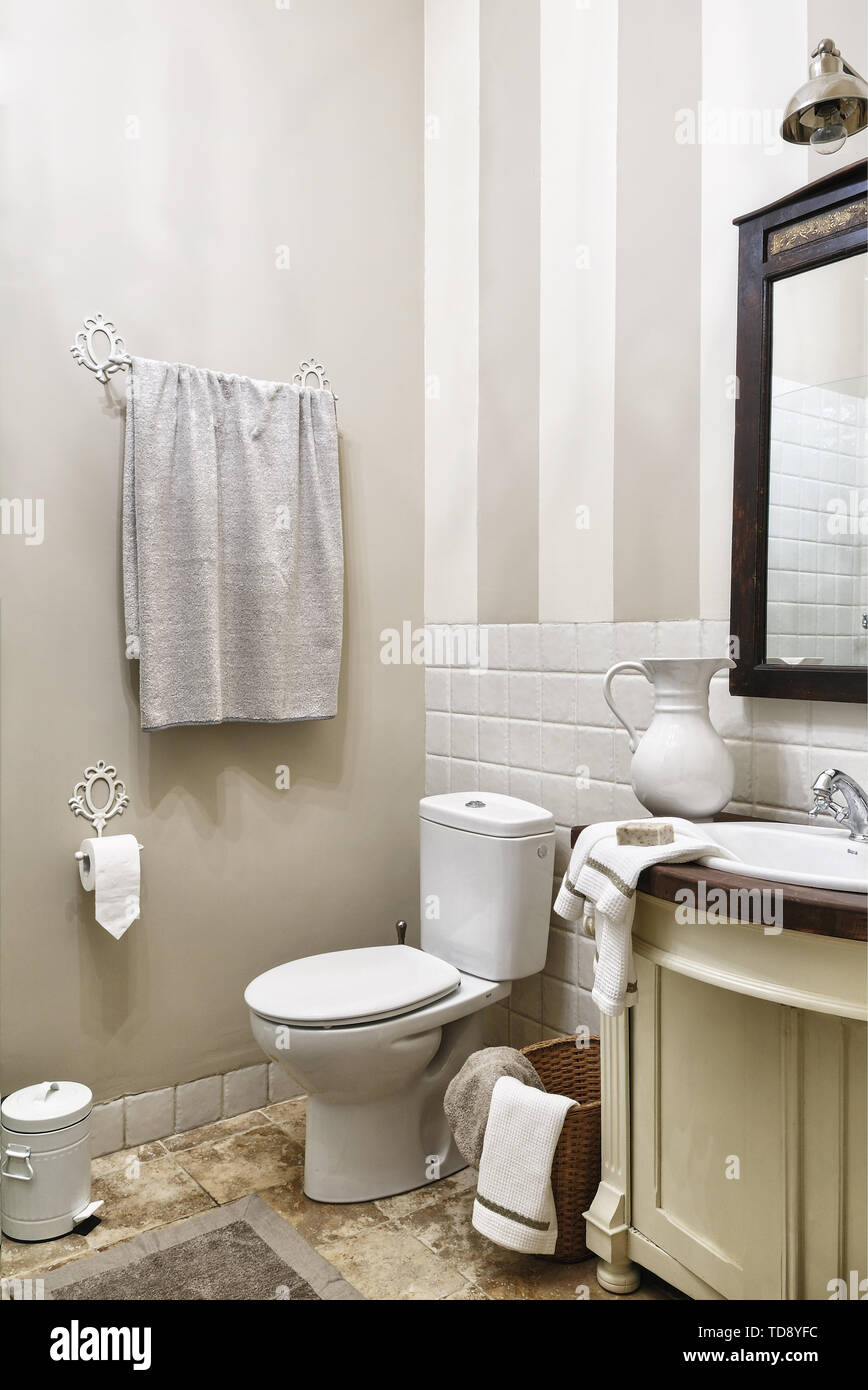 Sapone su asciugamano bianco e Caraffa in ceramica accanto al lavabo in stand in bagno tradizionale UK & IRISH UTILIZZARE SOLO Foto Stock