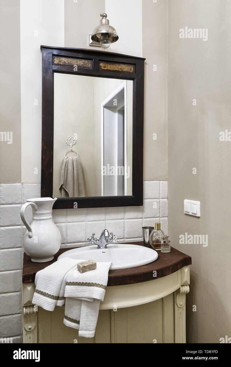 Specchio sopra il lavabo in stand in un angolo della stanza da bagno tradizionale UK & IRISH UTILIZZARE SOLO Foto Stock