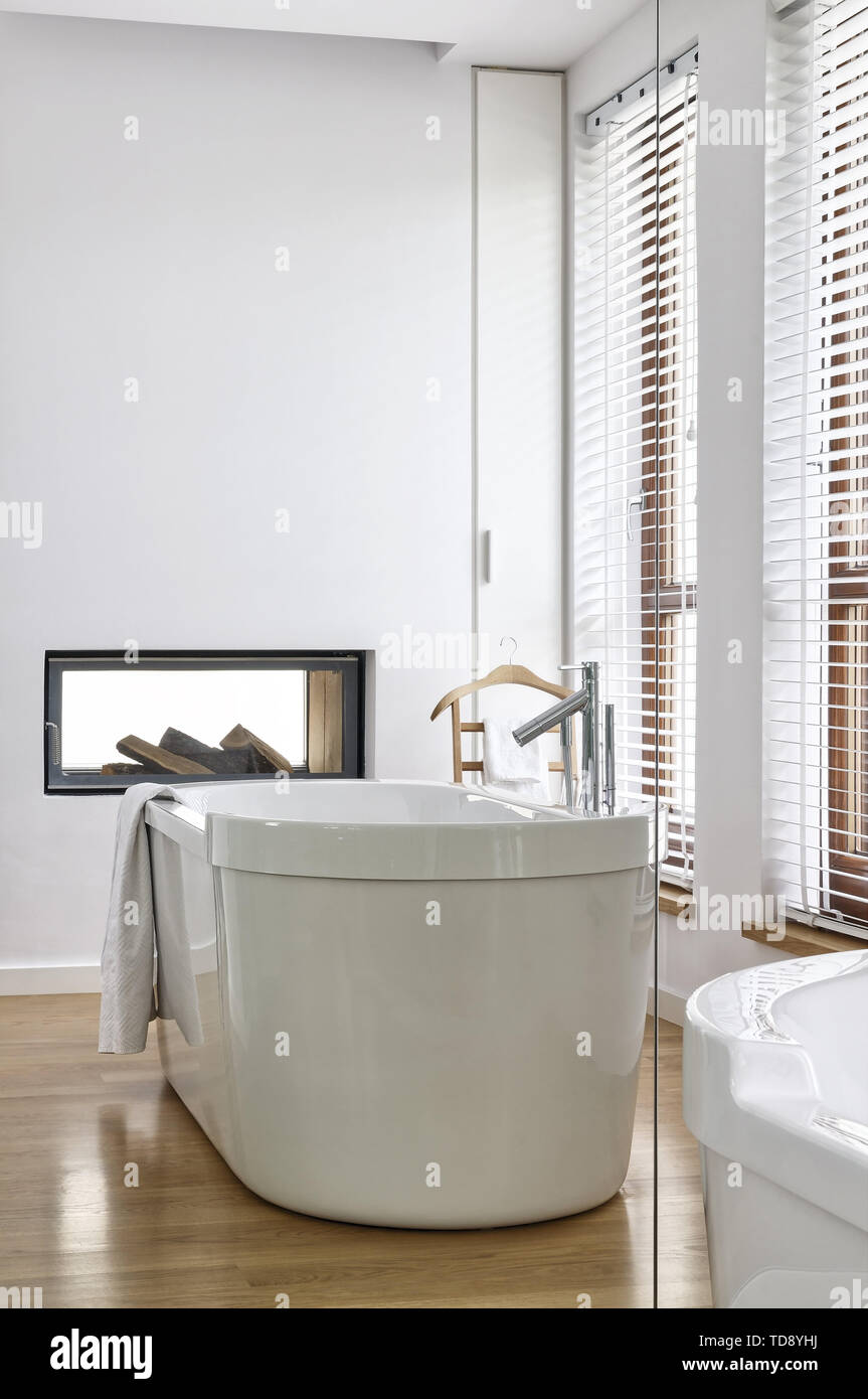 La riflessione della vasca autoportante in Minimalista bagno UK & IRISH UTILIZZARE SOLO Foto Stock