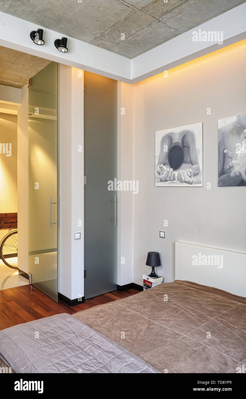 Cornice dipinti monocromatica al di sopra di un letto matrimoniale nella camera da letto moderna Foto Stock