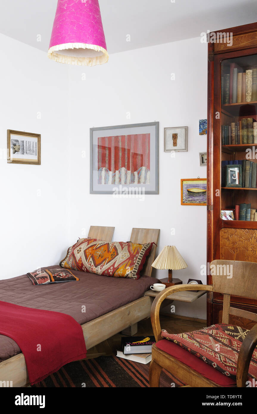 Il vecchio stile letto con cuscini a motivi geometrici in camera da letto UK & IRISH UTILIZZARE SOLO Foto Stock