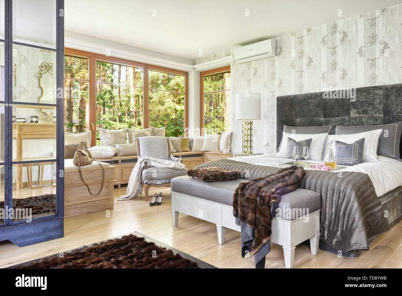 Con fodera in pelliccia sintetica coperta sul banco di seduta accanto al comodo letto matrimoniale con testiera imbottita in mansarda camera da letto NEL REGNO UNITO E IN IRLANDA I DIRITTI SOLTANTO Foto Stock