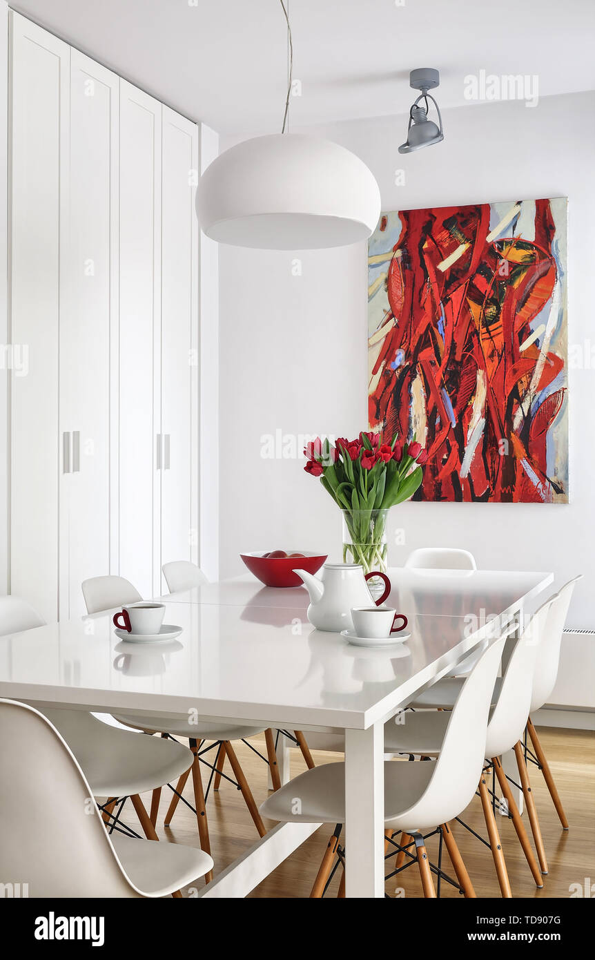 Ceramiche da tavola e tulipani rossi bouquet su bianco lucido tavolo da pranzo UK & IRISH UTILIZZARE SOLO Foto Stock