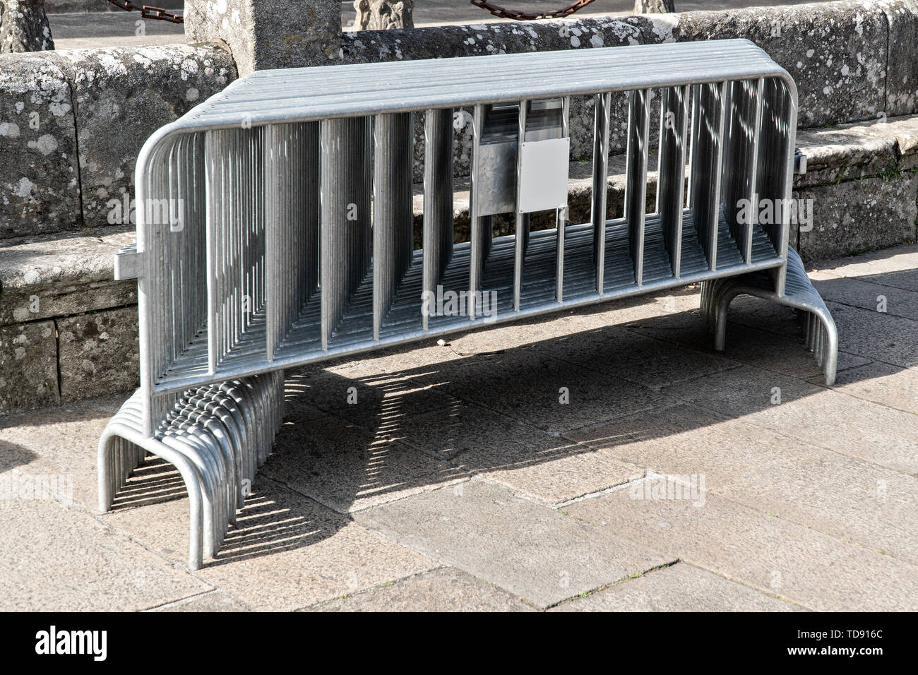 Molti mobili di recinzioni metalliche impilate sulla pubblica piazza con pavimentazione in pietra. Zona di restrizione concept Foto Stock