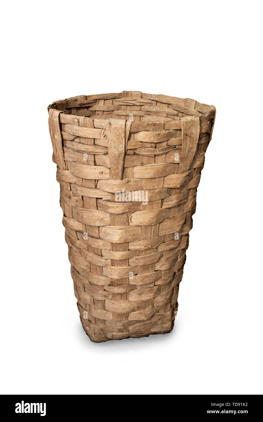 In legno antico cesto in vimini per la raccolta isolati su sfondo bianco. Cestelli tradizionali dalla Galizia, Spagna Foto Stock