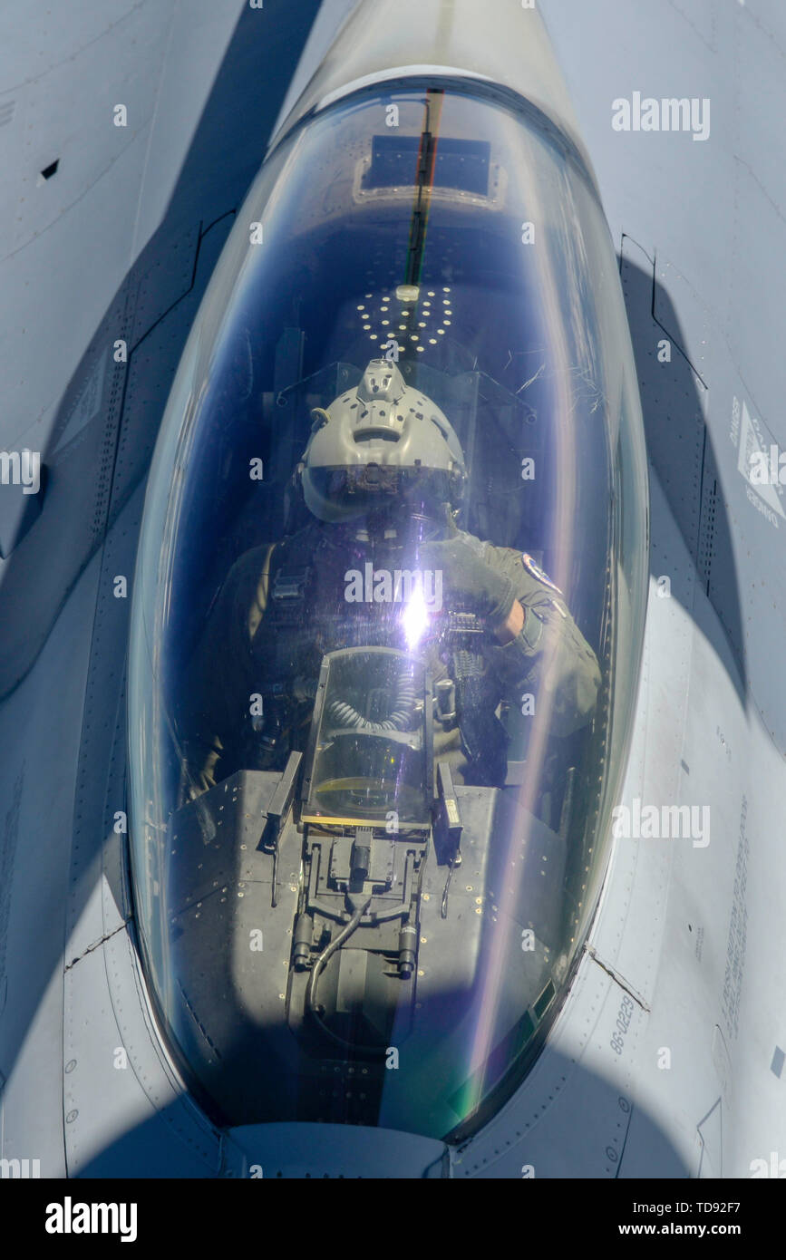 Un F-16C Fighting Falcon pilota assegnato alla 457th Fighter Squadron, 301st Fighter Wing, Naval Air Station giunto di base riserva di Fort Worth, Texas, completa la formazione di rifornimento dietro una KC-135 Stratotanker assegnato al 128Air Refuelling Wing, Wisconsin Air National Guard, sorvolando la Romania sul confine dell'Ucraina durante l'esercizio Saber Guardian 19, 11 giugno 2019. Stati Uniti Forze aeree in Europa sono impegnati, postured, e pronto con forze credibile per assicurare, scoraggiare e difendere i nostri alleati e partner delle nazioni in un mondo sempre più complesso ambiente di protezione. Mentre la formazione con un regionale Foto Stock