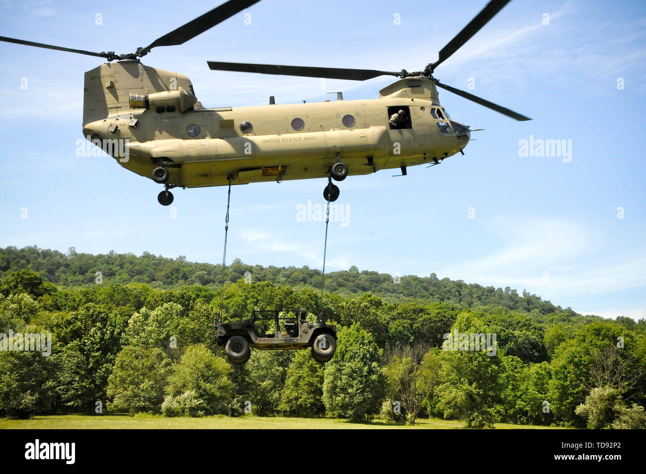 Stati Uniti Soldati con Alfa Company, 628th Aviation Support battaglione, 28th Expeditionary combattere la Brigata Aerea imbracare il carico un Humvee a un CH-47 elicottero Chinook azionato da soldati con Bravo Company, 2-104th supporto generale del battaglione di aviazione, 28 ECAB a Fort Indiantown Gap, Giugno 12, 2019. Il Humvees sono volato a Schuylkill County Joe Zerbey Aeroporto. Foto Stock