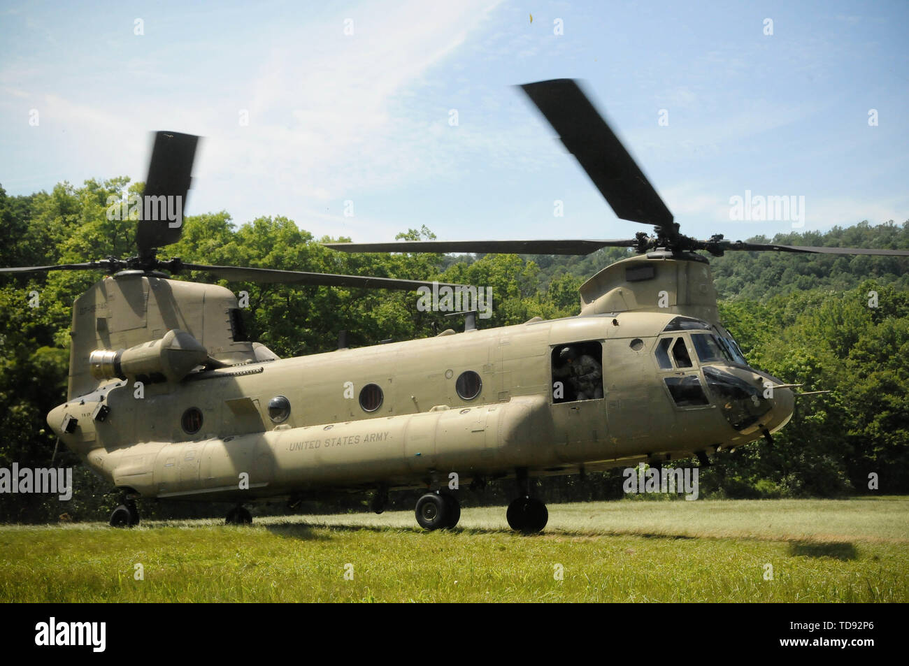 Un CH-47 elicottero Chinook azionato da soldati con Bravo Company, 2-104th supporto generale del battaglione di aviazione, 28 Expeditionary combattere la Brigata Aerea preleva i soldati prima di essere caricato di imbracatura con un Humvee a Fort Indiantown Gap, Giugno 12, 2019. Foto Stock