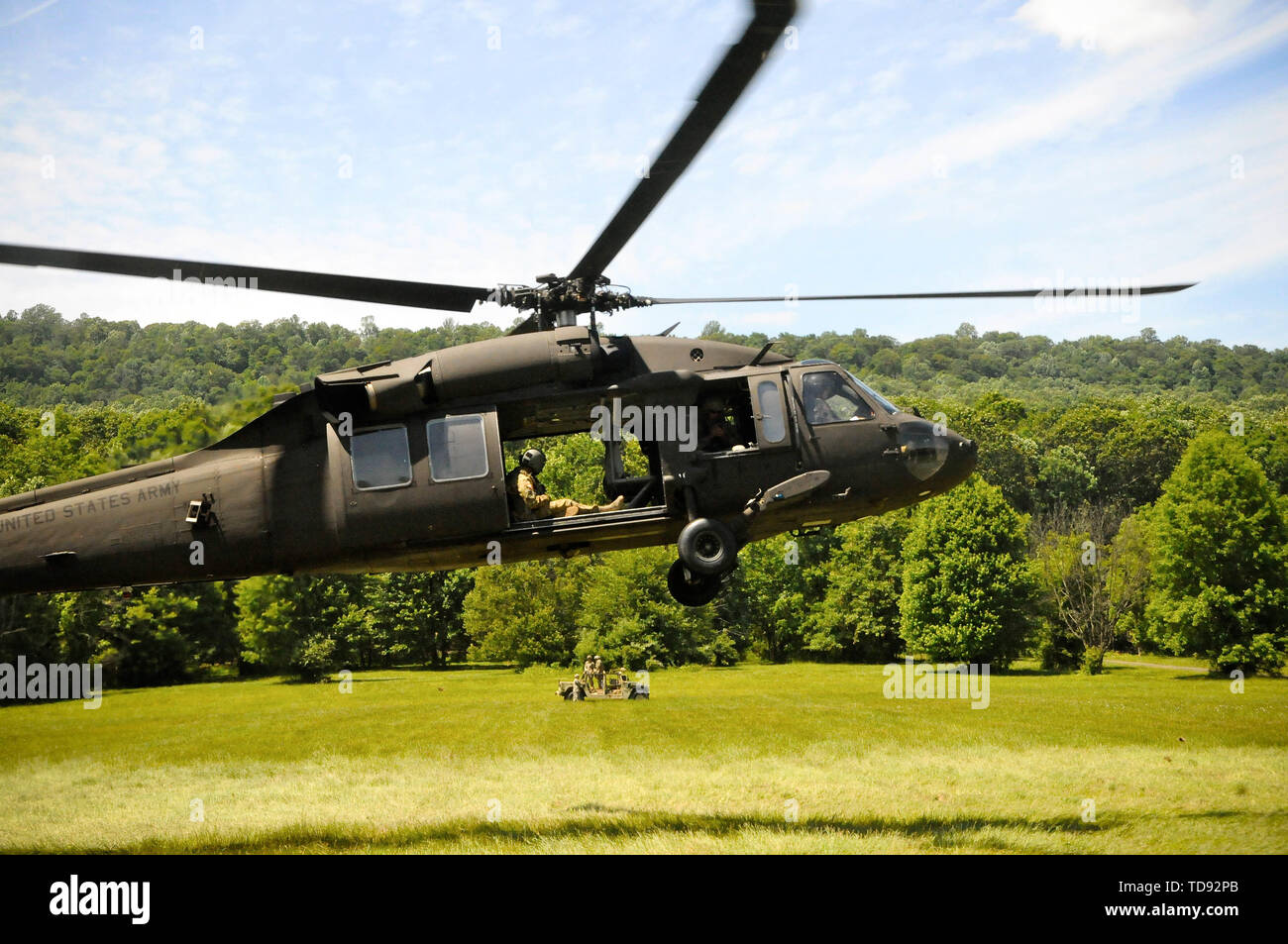 Un UH-60 Black Hawk elicottero, azionato da soldati con la ventottesima Expeditionary combattere la Brigata Aerea, si sposta nella posizione di imbracatura di essere caricato con un Humvee a Fort Indiantown Gap, Giugno 12, 2019. Foto Stock