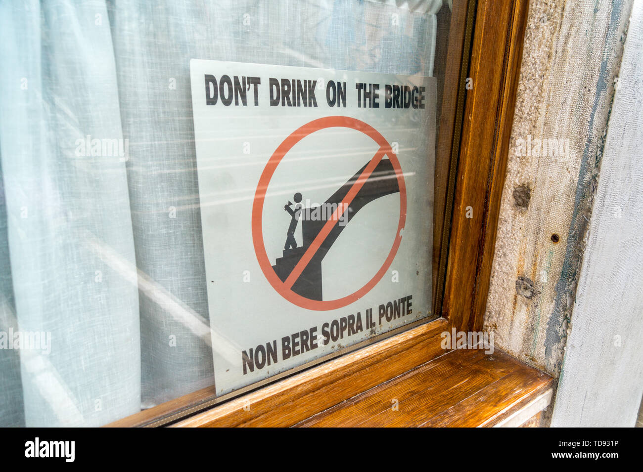 'Non bere sul ponte", segno di avvertimento, Venezia, Veneto, Italia Foto Stock