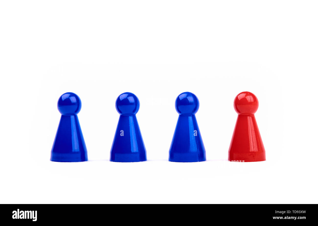 Tre blu in plastica i pezzi di gioco come un team e accanto a loro un pezzo di rosso come leader o differenti. Isolato su sfondo bianco. Foto Stock