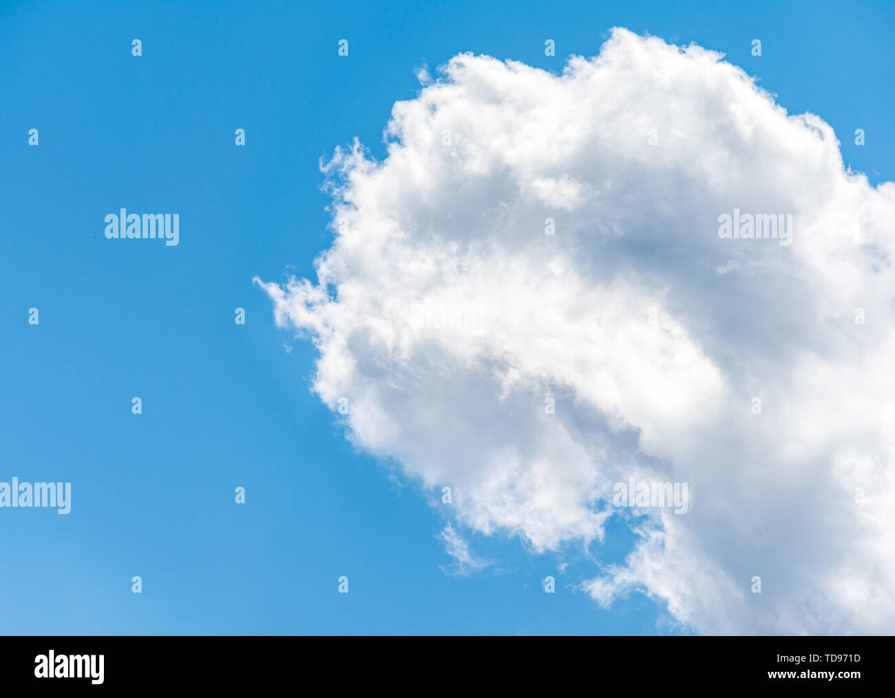 Cloudscape con soffici nuvole in una giornata di sole di primavera Foto Stock