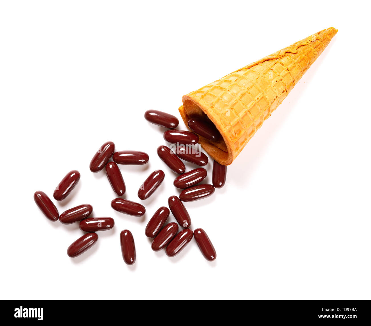 Vista superiore del guscio di un cono gelato con capsule di colore bianco sul concetto di mangiare sano Foto Stock