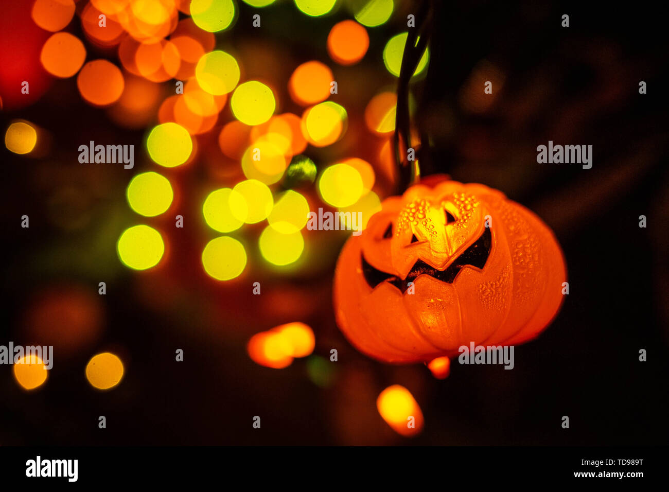 Scary Halloween decorazioni all'aperto durante la notte illuminata Foto Stock