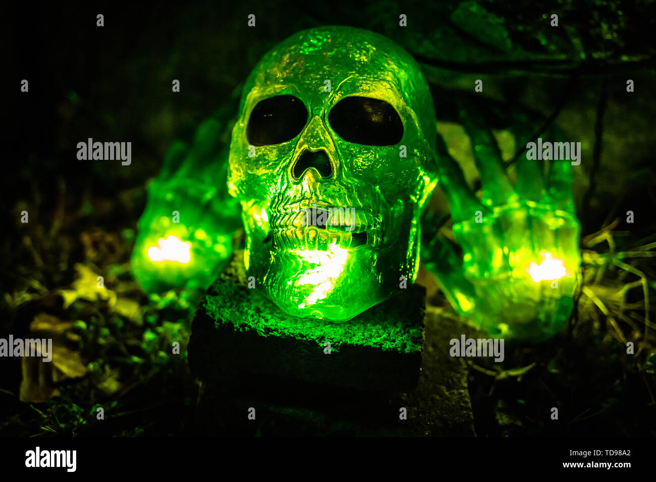 Scary Halloween decorazioni all'aperto durante la notte illuminata Foto Stock