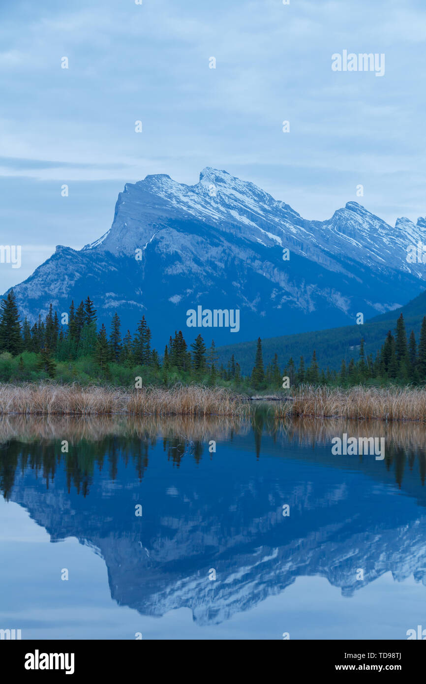 Mount Rundle picchi di montagna, Banff Canada Foto Stock