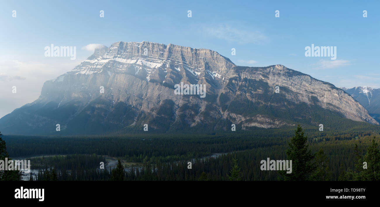 La gamma della montagna di Sunrise. Alta risoluzione Panorama Foto Stock