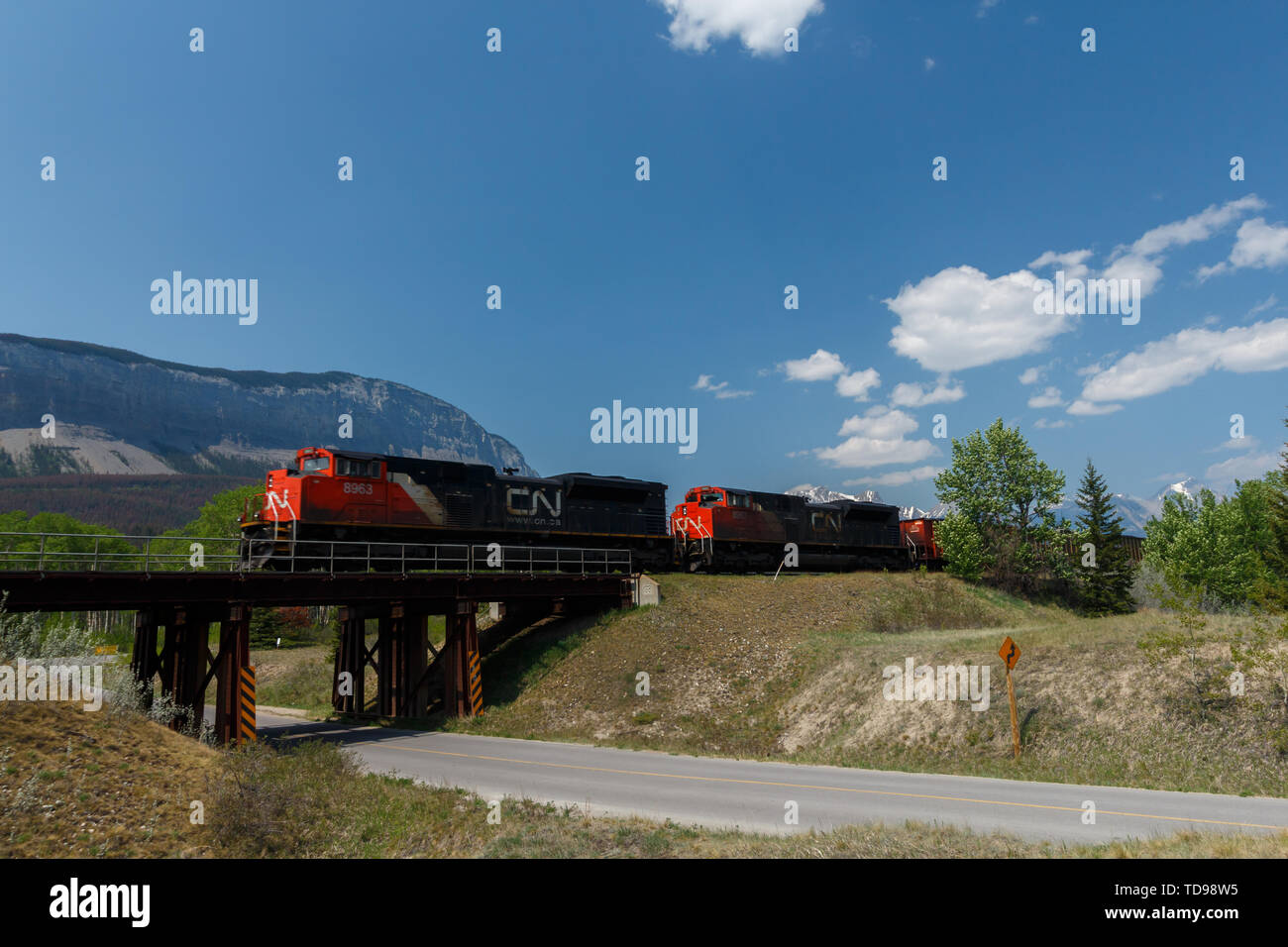 Jasper, Canada - Circa 2019 : CN il trasporto ferroviario di merci in treno attraversando un ponte Foto Stock