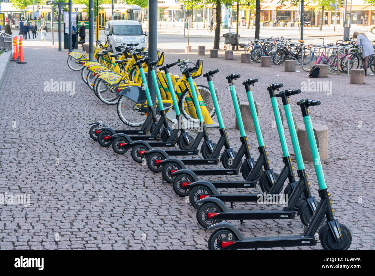Noleggio scooters calcio in una linea a Helsinki Finlandia Foto Stock