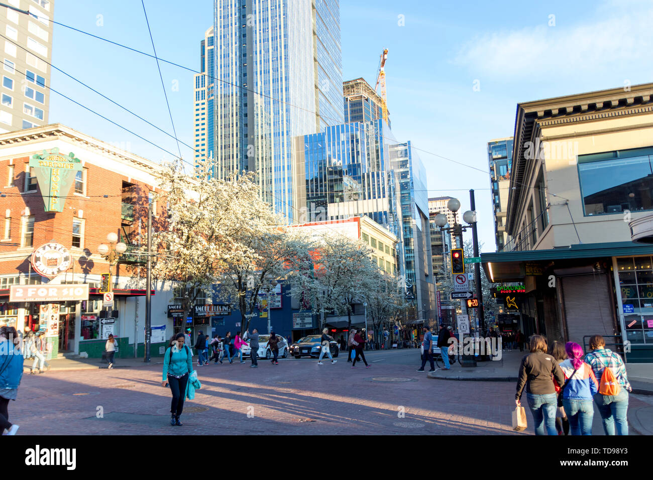 Seattle, Washington, Stati Uniti d'America / Marzo 2019: le persone che attraversano la strada nel centro di Seattle andando per il mercato pubblico. Foto Stock