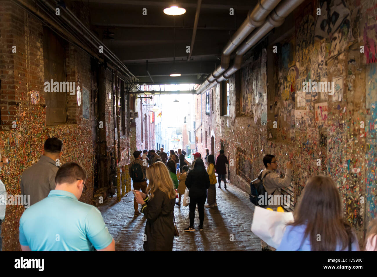 Seattle, Washington, Stati Uniti d'America / Marzo 2019: la gente al mercato teatro parete gengivale nel downtown di Seattle - un punto di riferimento locale nel centro cittadino di Seattle nel Post Alley Foto Stock
