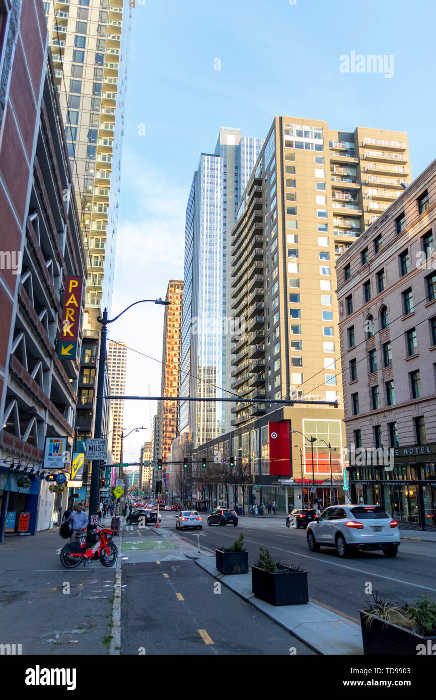 Seattle, Washington, Stati Uniti d'America / Marzo 2019: Guardando l'architettura degli edifici alti mentre si cammina per le strade di Seattle. Foto Stock