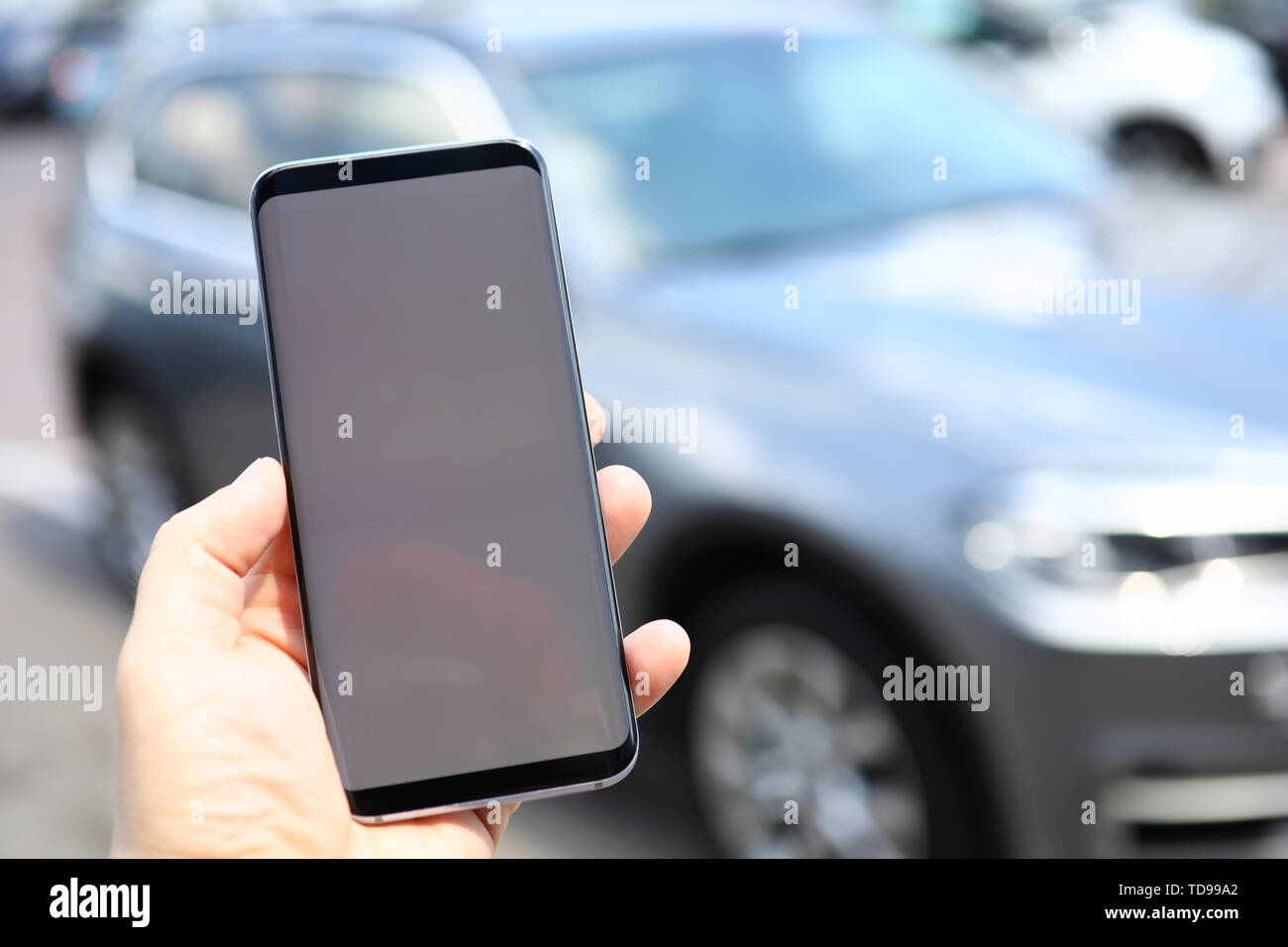 Maschio di tenere in mano lo smartphone con il vuoto Foto Stock
