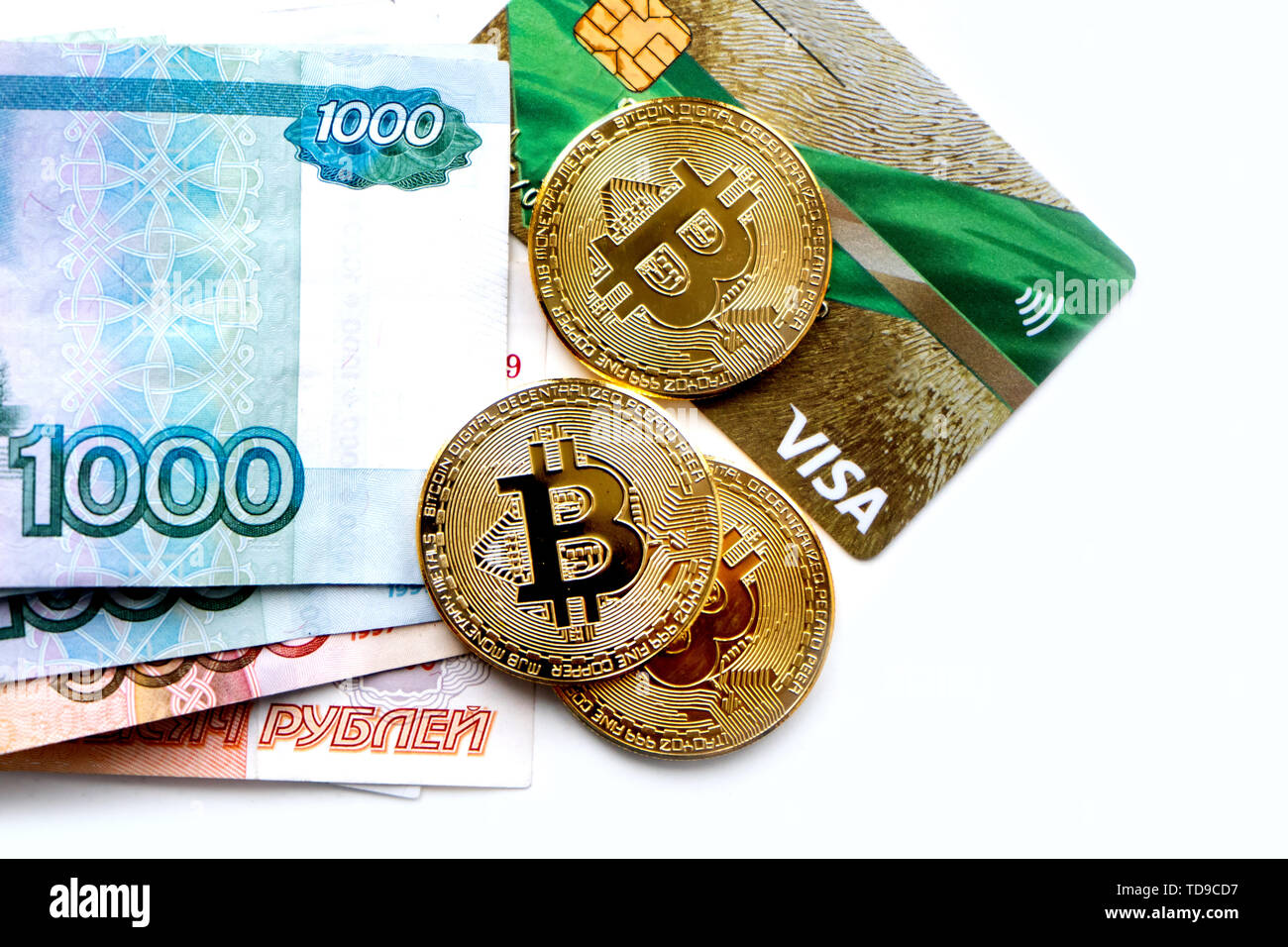 Concetto: carta di credito, banconote e bitcoins oro su sfondo bianco Foto Stock