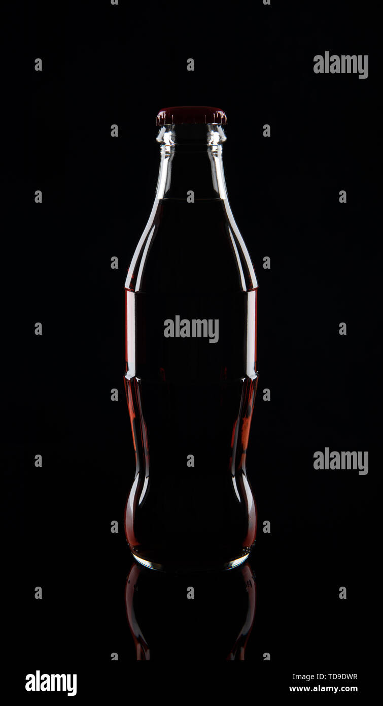 Bottiglia in vetro di soda, isolati su sfondo nero Foto Stock