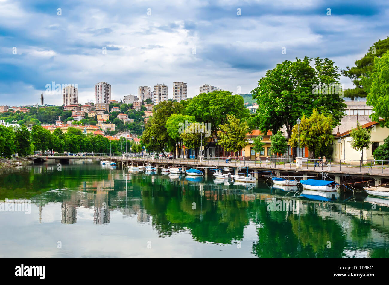 Rijeka, Croazia: Rjecina fiume nel centro della città con le barche e vista sulla città Foto Stock