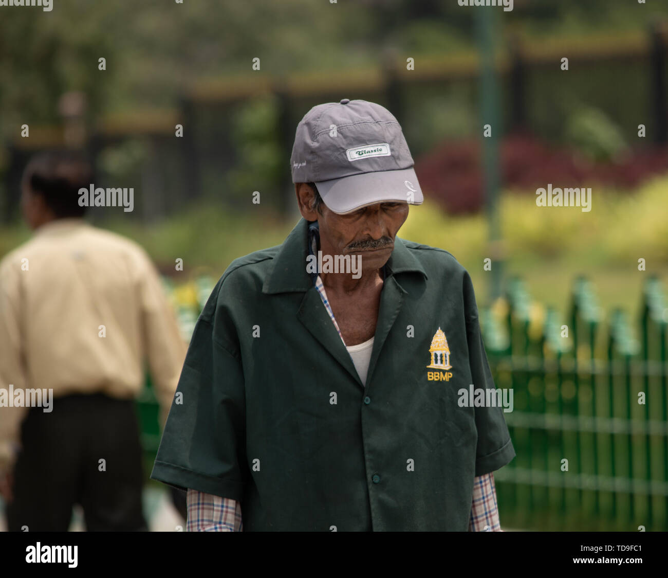 Bangalore, Karnataka India-June 04 2019 : Municipal Corporation o di Bangalore BBMP lavoratore con cappello o berretto vicino vidhana coudha Foto Stock