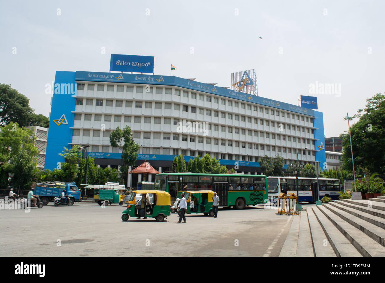 Bangalore, India, Giugno 4, 2019 :Big Canara Bank buillding vicino corporation cerchio con traffico pesante Foto Stock
