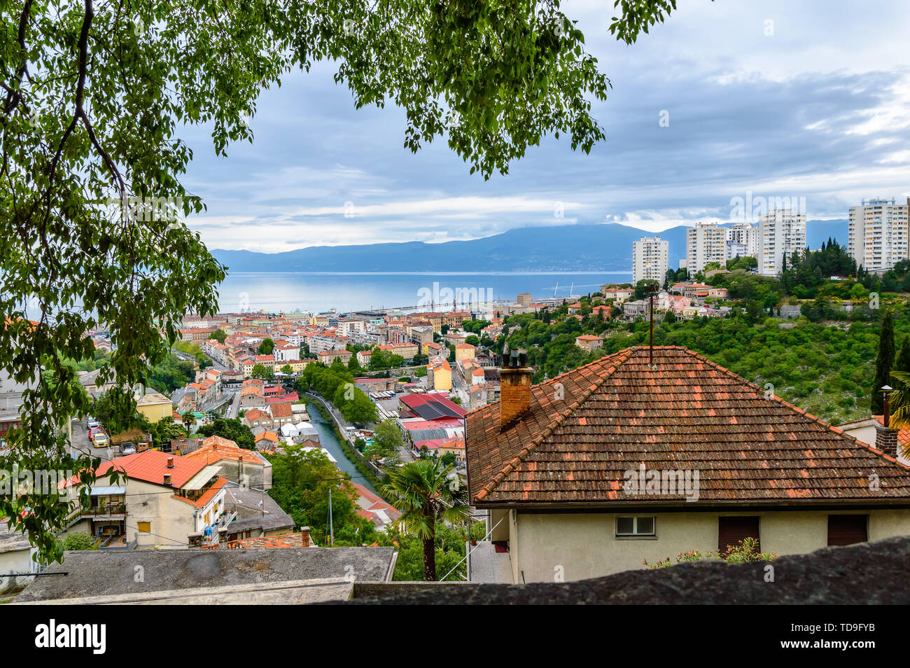 Rijeka, Croazia: vista panoramica dal castello di Trsat sopra la città e marine Foto Stock