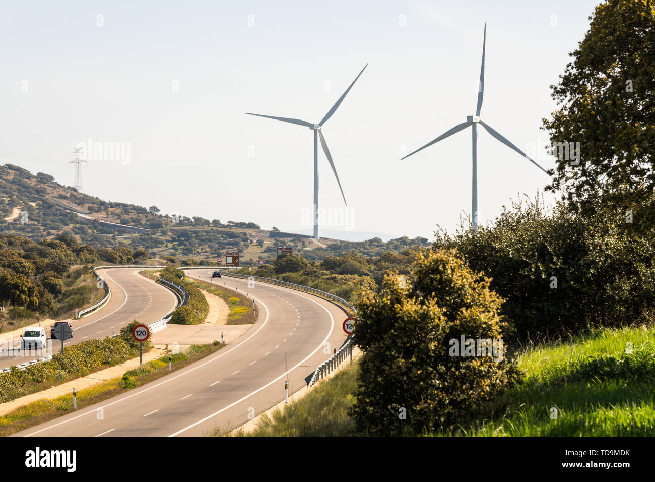 Una coppia di mulini a vento in Sierra del Merengue wind farm accanto a la Ruta de la Plata autostrada passando attraverso Plasencia. Foto Stock