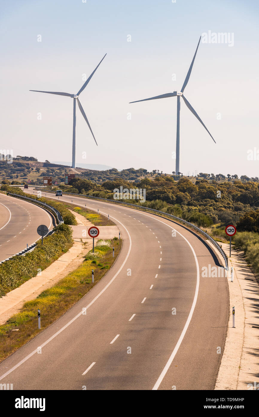 Una coppia di mulini a vento in Sierra del Merengue wind farm accanto a la Ruta de la Plata autostrada passando attraverso Plasencia. Foto Stock