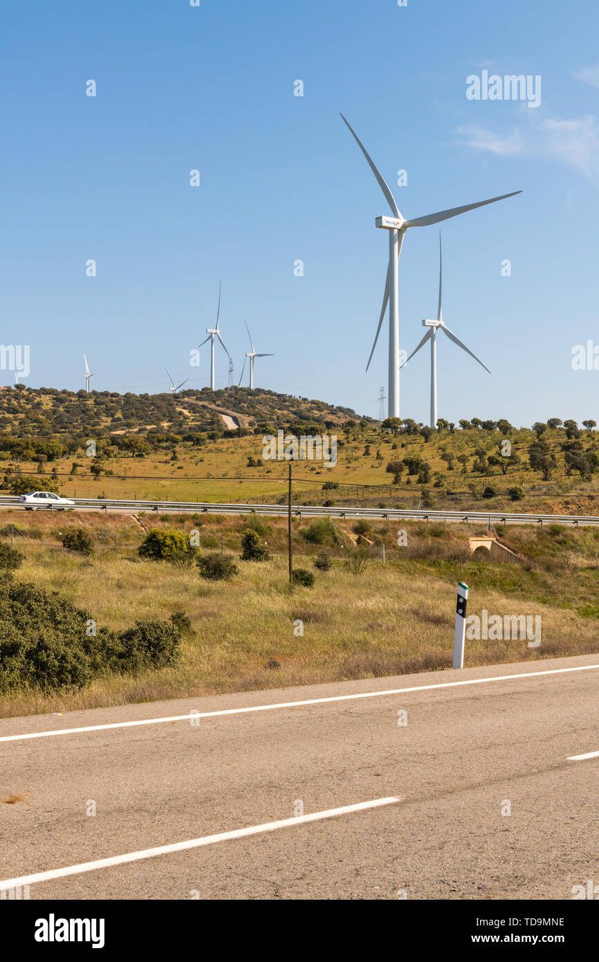 Mulini a vento nella Sierra del Merengue wind farm accanto a la Ruta de la Plata autostrada passando attraverso Plasencia. Foto Stock