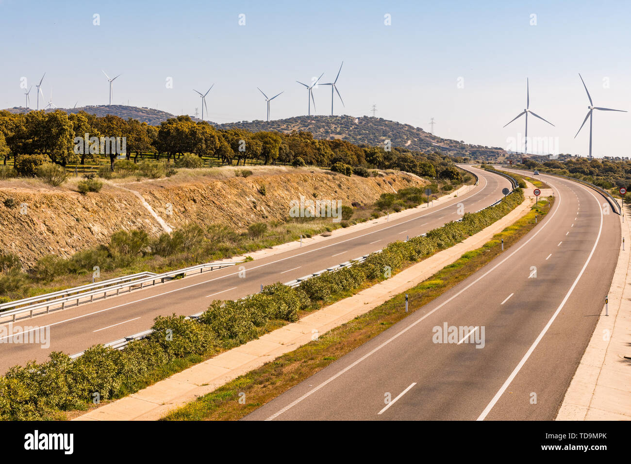 Mulini a vento nella Sierra del Merengue wind farm accanto a la Ruta de la Plata autostrada passando attraverso Plasencia. Foto Stock