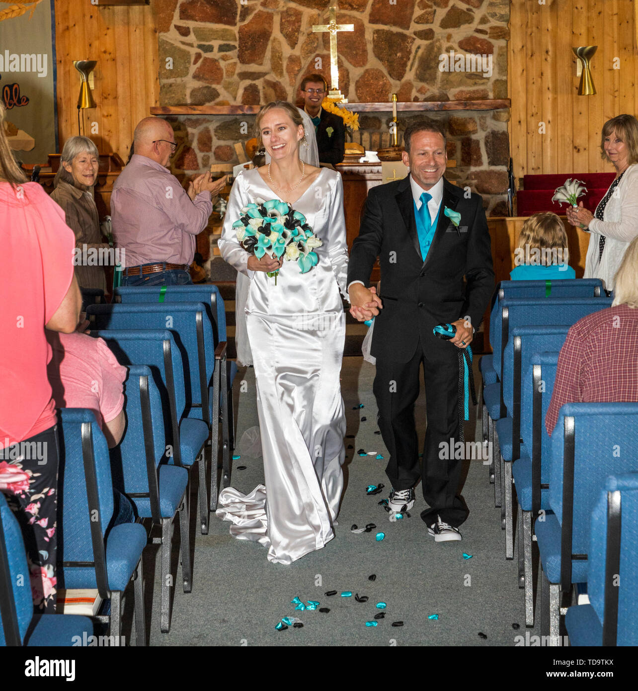 Gli sposi a piedi corridoio; cerimonia di nozze; Congressional Chiesa; Buena Vista; Colorado; USA Foto Stock