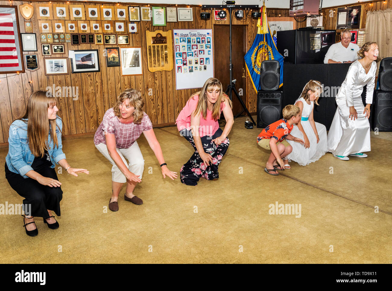 Gli ospiti dei matrimoni line dance al ricevimento di nozze; Congressional Chiesa; Buena Vista; Colorado; USA Foto Stock