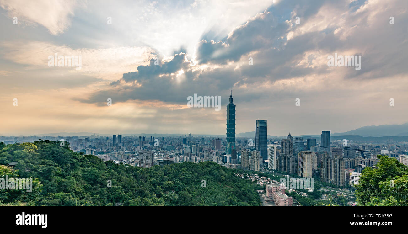 Paesaggio urbano di Xiangshan 101 Building, Taipei, Taiwan Foto Stock