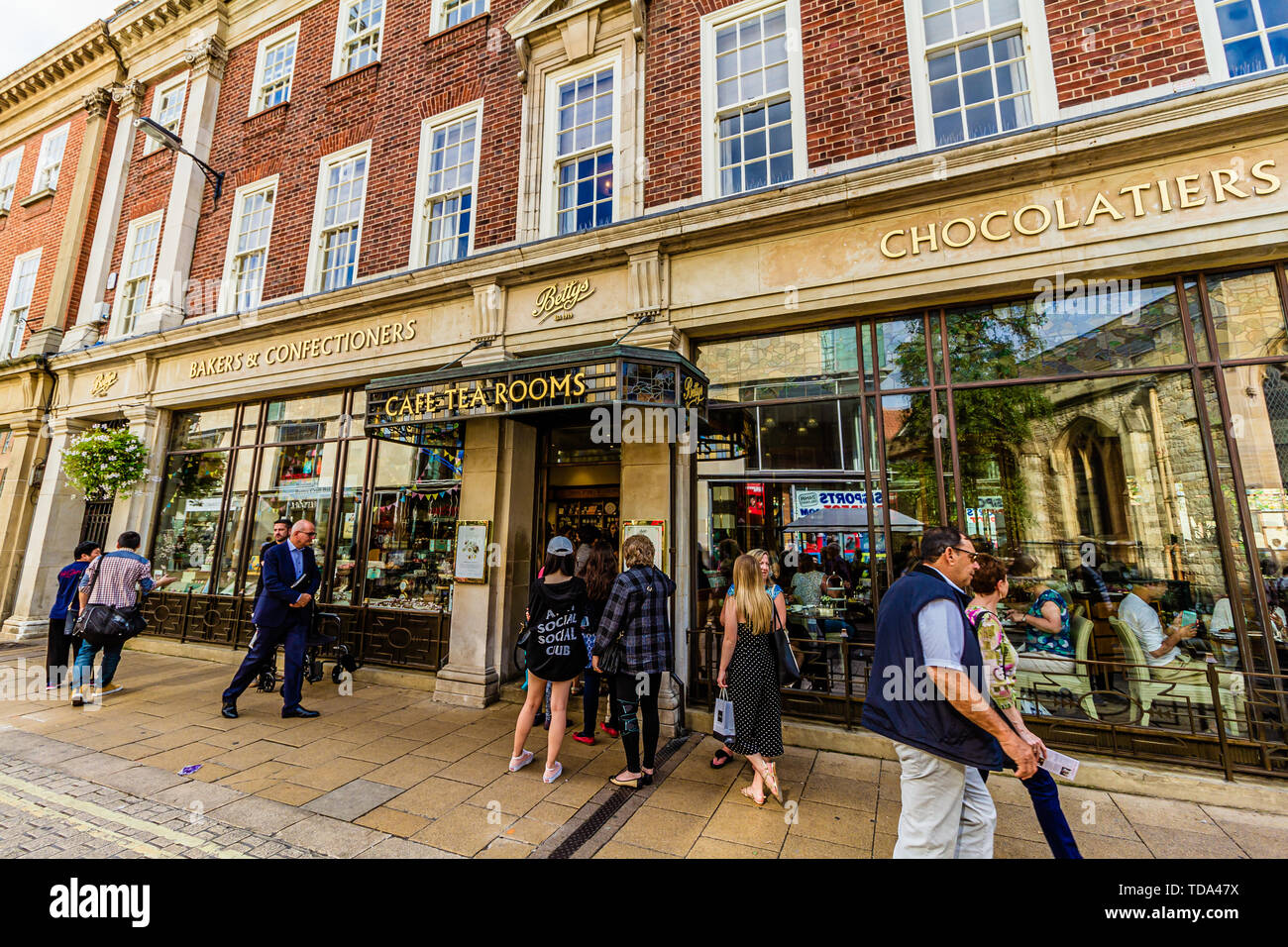 Betty's Cafe sale da tè su St Helen's Square, York, Regno Unito. Agosto 2018. Foto Stock