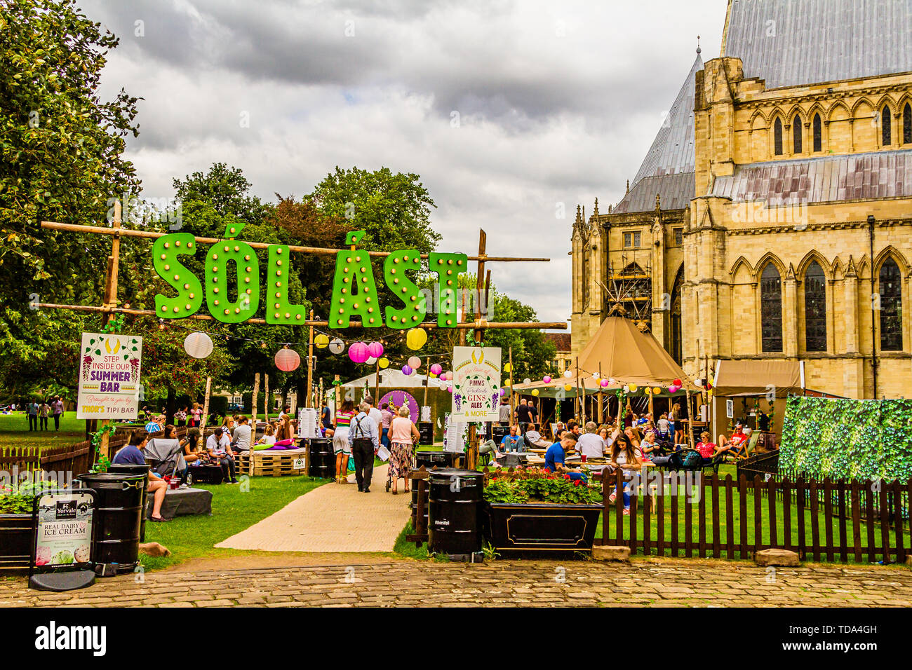 Sol Ast, un esterno di pop-up bar estivo, in Dean's Park accanto alla cattedrale di York Minster e York, UK. Agosto 2018. Foto Stock
