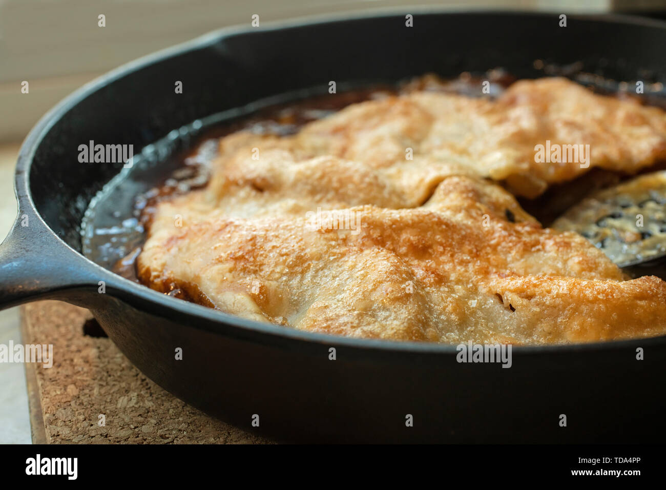 La torta di mele cotte in una padella in ghisa con un burro salsa di caramello e crosta dorata Foto Stock